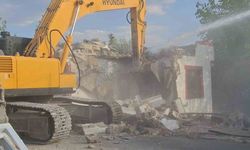Depreme etkilenen orta hasarlı yapıların yıkımına başlandı