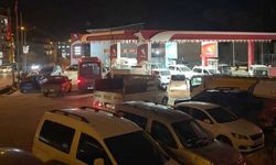 Hakkari'de akaryakıt kuyruğu: Zam beklentisi istasyonları doldurdu