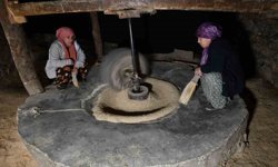 Hizan'da asırlık su değirmeniyle doğal pirinç üretimi sürüyor