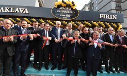 Sanatçi İsmail Türüt Erzurum'da pastahane açılışına katıldı