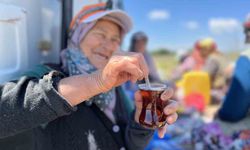 Tarlada yoruluyorlar odun ateşinde matarada çayla dinleniyorlar