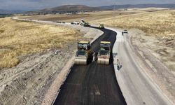 Muş'ta köy yollarında asfalt çalışmaları sürüyor
