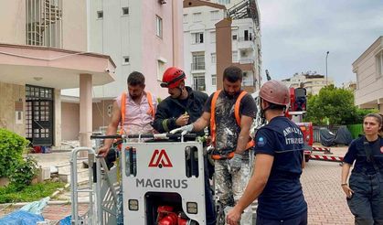 12. katta can pazarı: 2 işçi iskelede mahsur kaldı