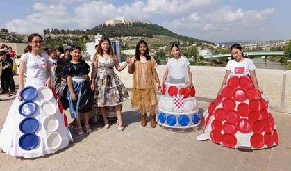 Atıklardan kıyafetler tasarlandı, tarihi köprüde defile yapıldı