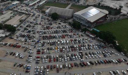 İkinci el oto pazarında bayram havası