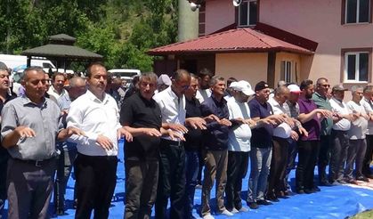 Yüzlerce kişi yağmur için avuçlarını semaya açtı