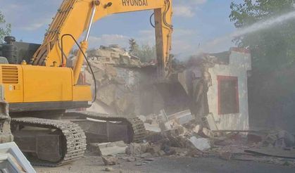 Depreme etkilenen orta hasarlı yapıların yıkımına başlandı