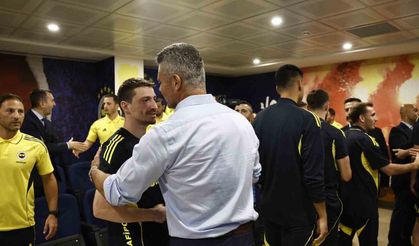 Fenerbahçe’nin yeni başkanı Sadettin Saran, futbol A takımıyla bir araya geldi
