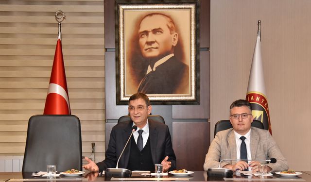 GSO’DA PLASTİK VEYA KAUÇUKTAN AYAKKABI, BOT, ÇİZME, TERLİK VE YAN SANAYİ İMALATI SEKTÖR TOPLANTISI YAPILDI