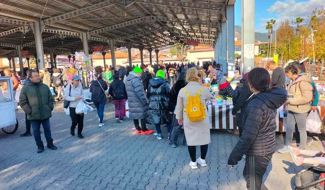 Köyceğiz'de yılbaşı pazarı kuruldu