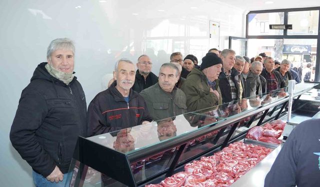 Belediyenin et satış noktası açıldı, ilk gün yüzde 50 indirimle ürünler kapışıldı