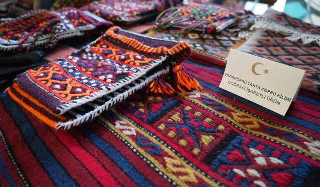Kadınların el emeğiyle dokuduğu geleneksel kilimler ilgi bekliyor