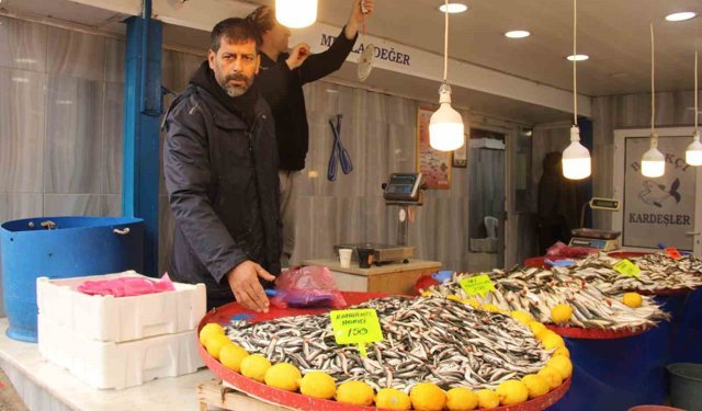 Menteşe pazarında hamsi ucuzladı