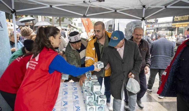 Mersin'de Berat Kandilinde 15 bin kandil simidi dağıtıldı