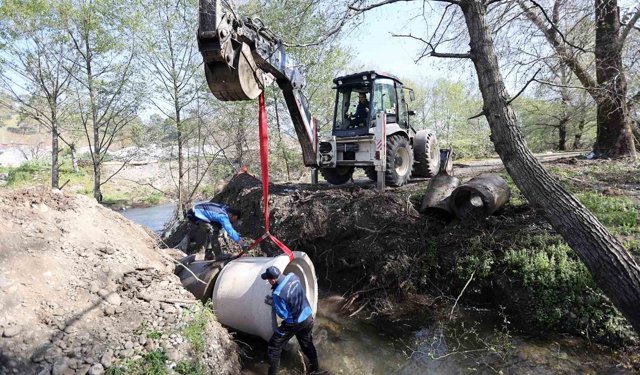 Muğla Büyükşehir tarafından Köyceğiz'de selden zarar gören üreticiler destekleniyor