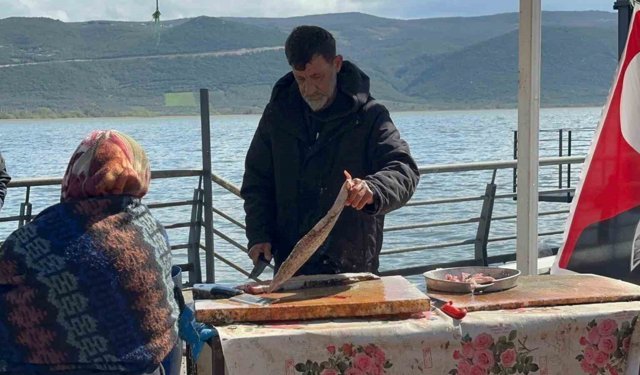 Ulubat Gölü'nde su çok olunca yakalanamayan turna sezonu pahalı açıldı