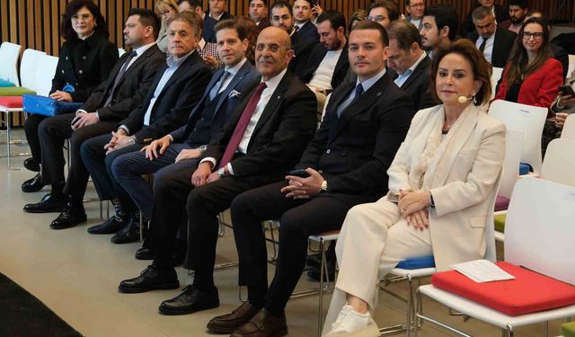 Emine Sabancı Kamışlı, EGİAD Dönüşüm Sahnesi'nde İzmir iş dünyasıyla buluştu