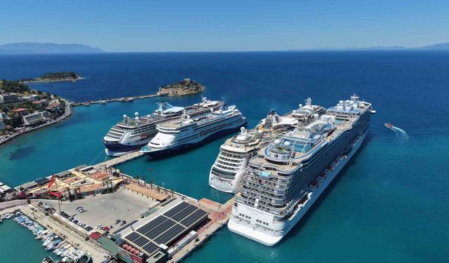 Kuşadası'na 4 kruvaziyer ile 9 bin turist geldi