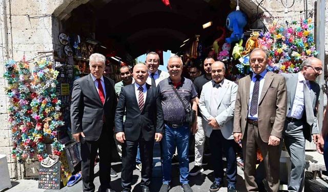 KUTO Başkanı Akdoğan, Vali Varol'a Kuşadası'nda eşlik etti