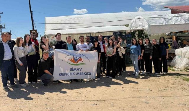 Simav'da gençler serada hasatla buluştu