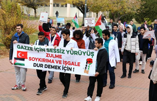 GAÜN ÖĞRENCİLERİNDEN SESSİZ YÜRÜYÜŞLE FİLİSTİN’E DESTEK