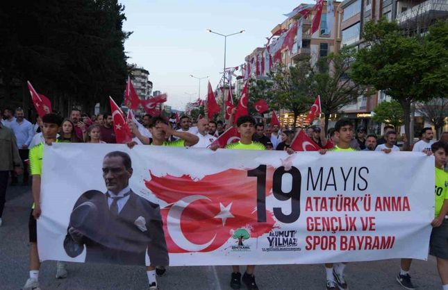 Gaziantep’te 19 Mayıs "Bayraklı Gençlik Yürüyüşü" ile kutlandı