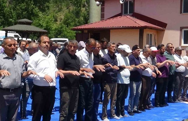 Yüzlerce kişi yağmur için avuçlarını semaya açtı