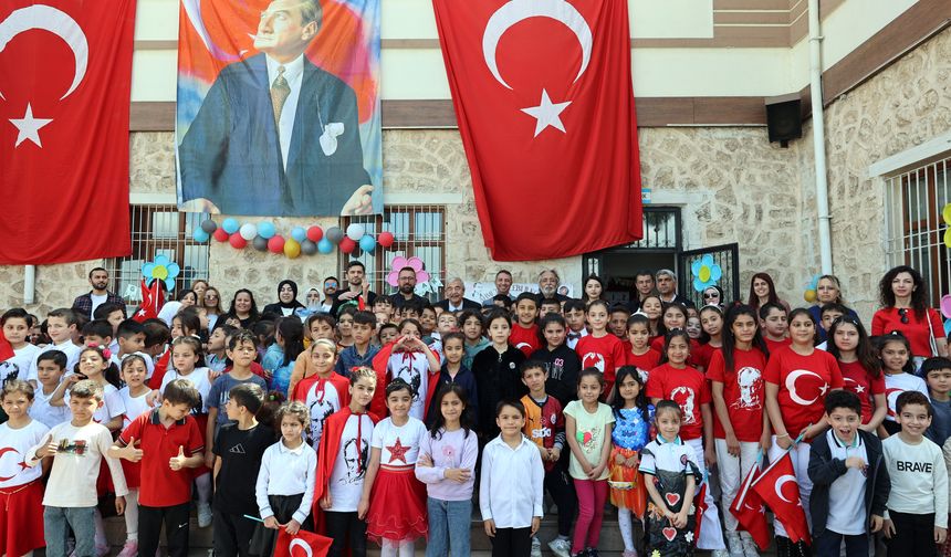 ABDULKADİR KONUKOĞLU MEZUN OLDUĞU İLKOKULDA