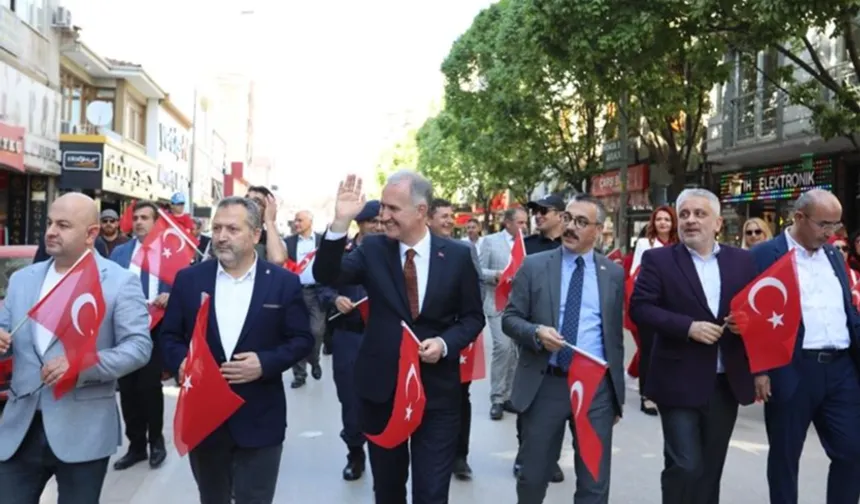 İnegöl’de 23 Nisan coşkusu sokaklara taştı