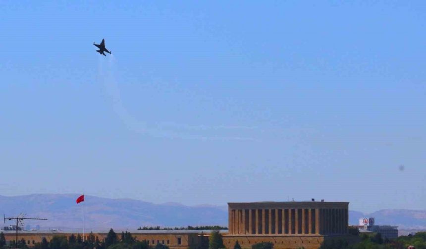 SOLOTÜRK, Anıtkabir semalarında çevre tanıma uçuşunu icra etti
