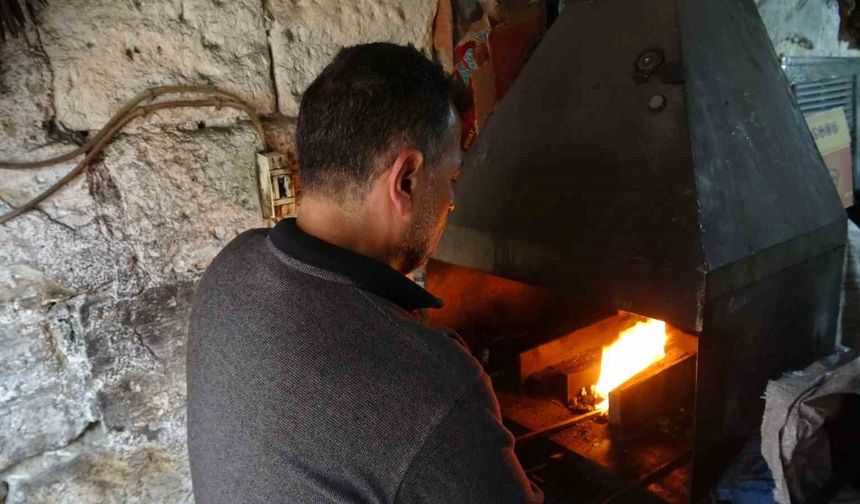 Eski yöntemlerle ürettiği kebap şişlerini 15 ülkeye ihraç ediyor