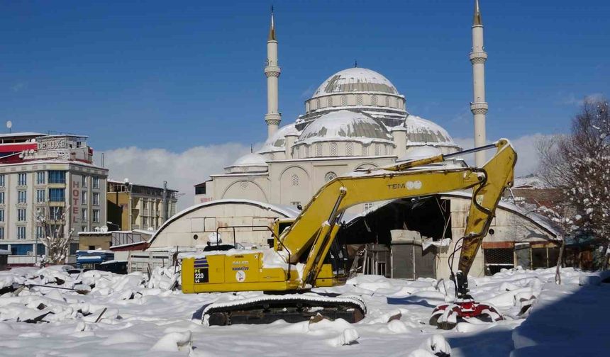 Van'ın 27 yıllık Mısır Çarşısı iki katlı modern arasta oluyor