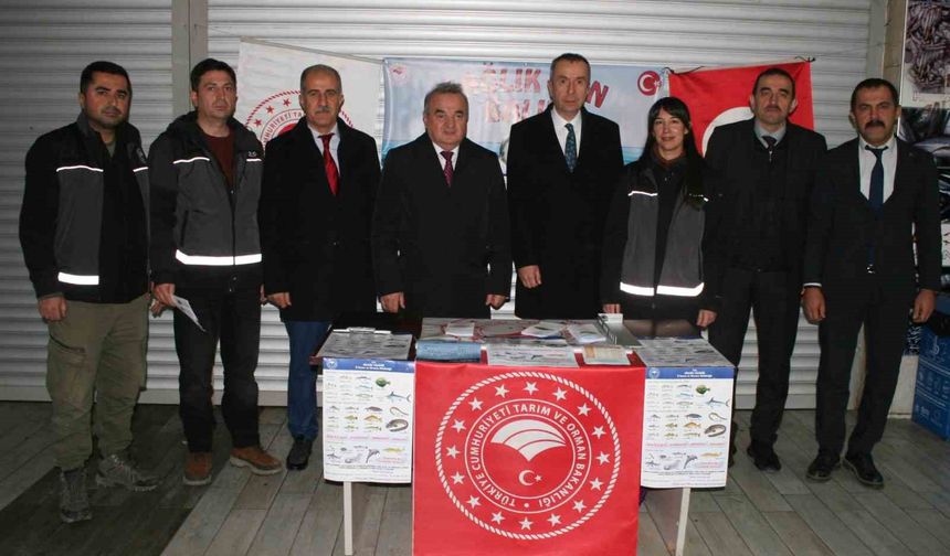 Vatandaşları bilgilendirmek için pazarda 'Sağlık için Balık' konulu stant kuruldu
