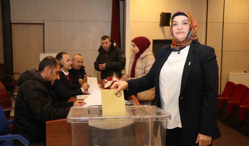Erzurum'da kadın oda başkanı güven tazeledi