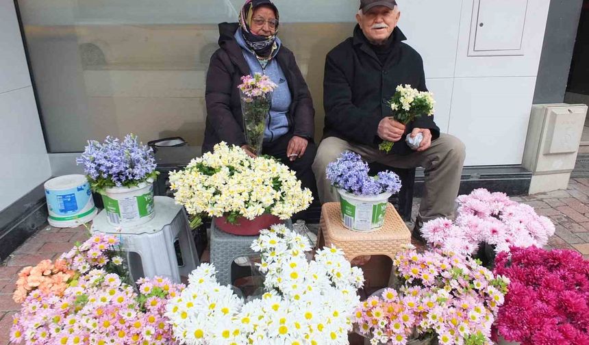 Burhaniye' de çiçekçiler 14 Şubat'ı bekliyor