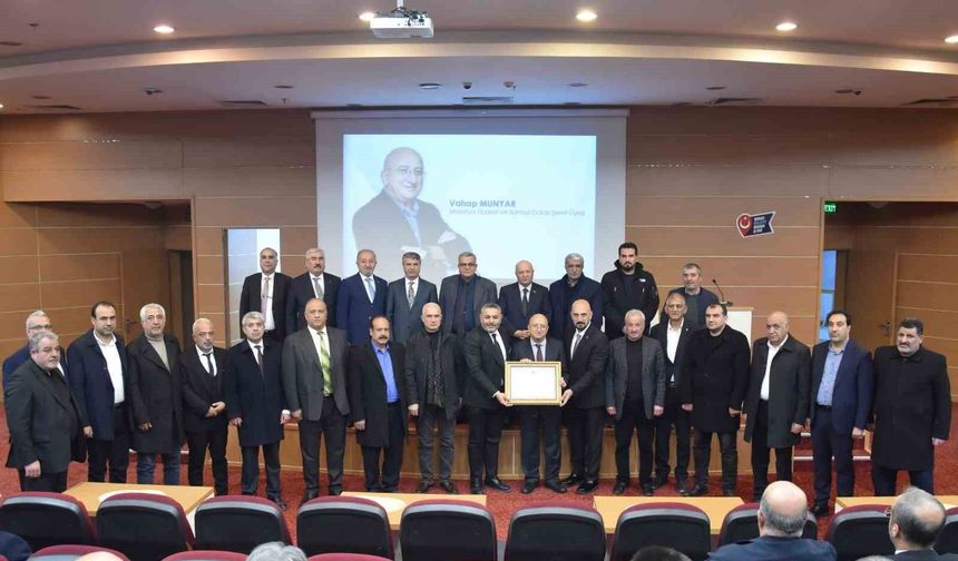 Malatya TSO'dan Vahap Munyar'a 'Şeref Üyeliği Beratı'