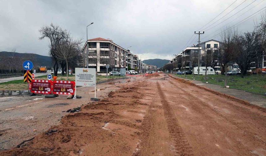 Menteşe'de yol yapım çalışmaları devam ediyor