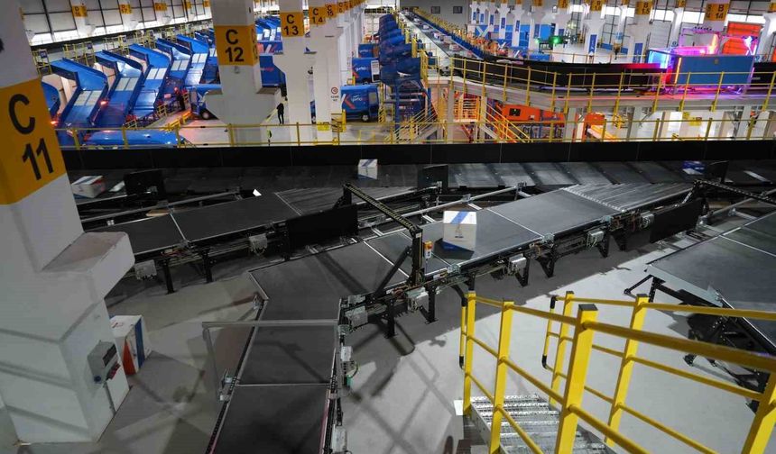 Saatte 25 bin kargo, insan eli değmeden bir araçtan diğerine yükleniyor