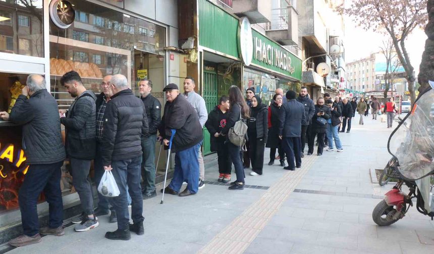 Sakarya'da ilk iftar öncesi metrelerce pide kuyruğu