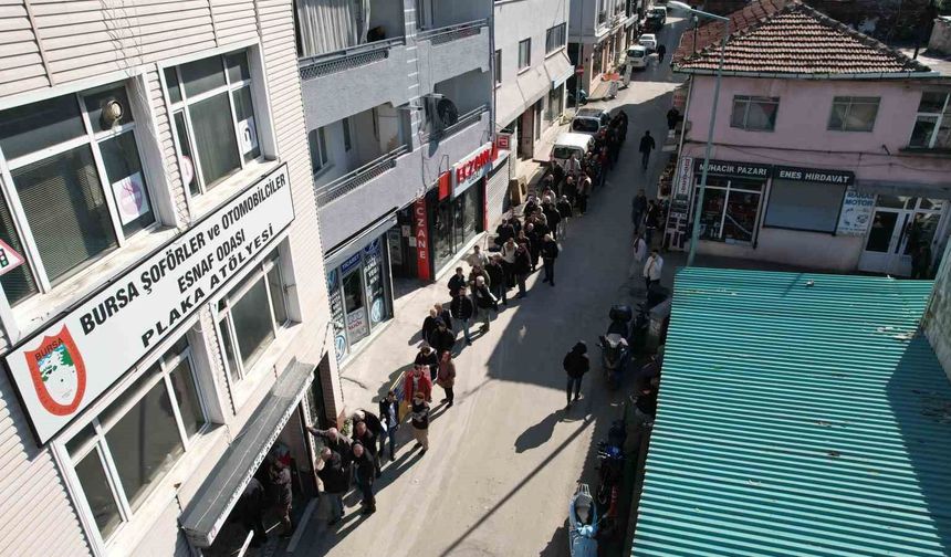 Bursa'da APP plaka izdihamı...Kuyruk sokaklara taştı