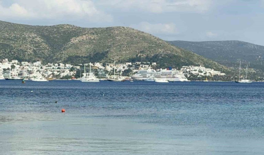 Bodrum Limanı'nda dev yolcu gemisi hareketliliği: 357 turist ilçeye ayak bastı