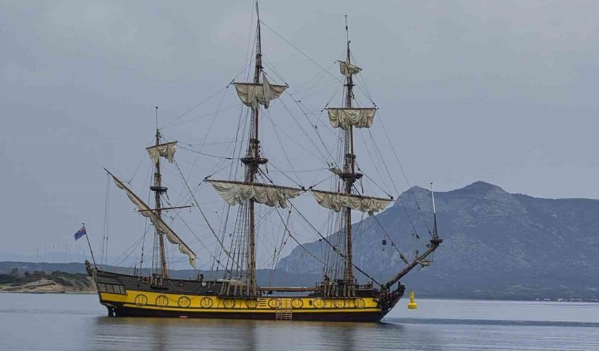 Cook Adaları bayraklı yelkenli Datça'ya demirledi