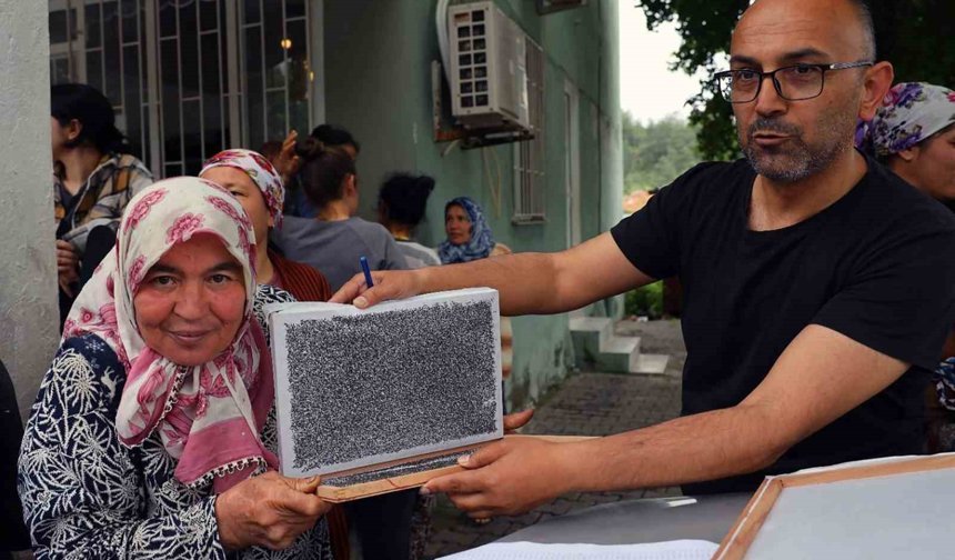 Köyceğiz'de 98 üreticiye İpekböceği larvası dağıtıldı