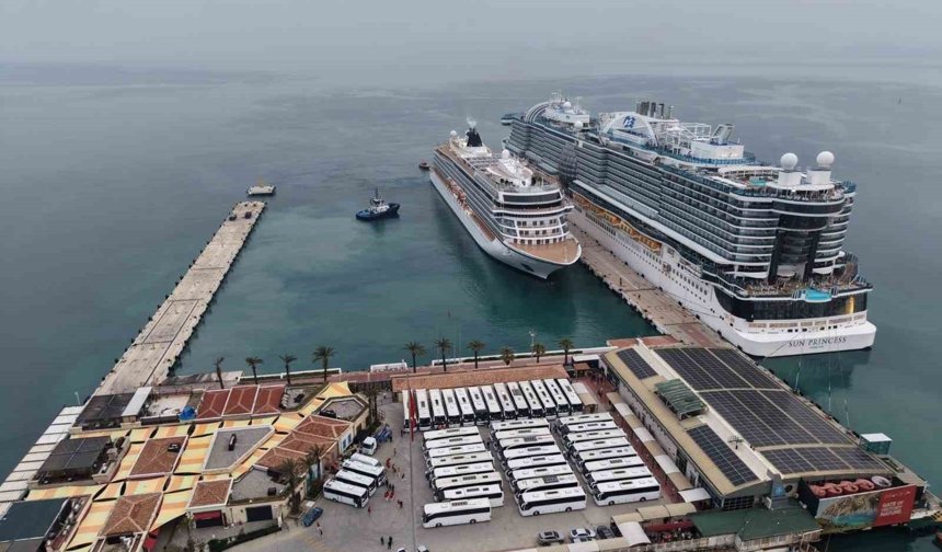 Kuşadası'na 2 kruvaziyer 5 bin 297 turist getirdi