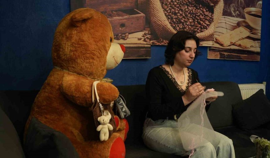 Üniversite öğrencisi genç kızın el emeği çantaları gelir kapısı oldu