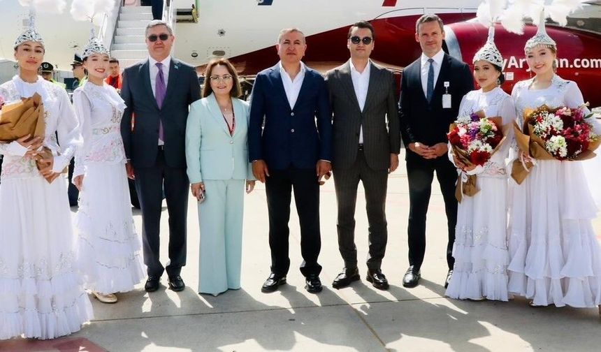 Almatı'dan Gazipaşa-Alanya Havalimanına ilk uçak seferi 'su takı' seremonisiyle karşılandı