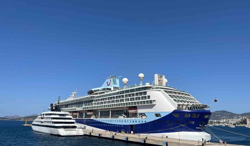 Bodrum'a 2 gemi birden geldi