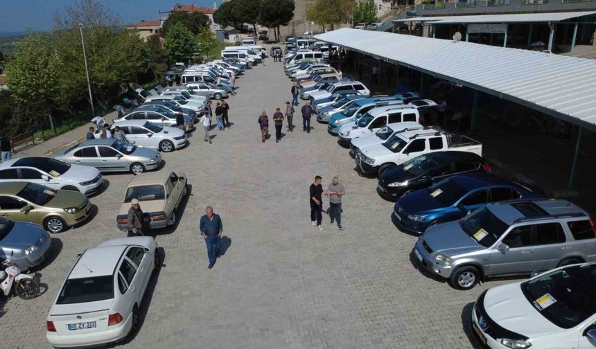 Demirci'de klasik otomobil rüzgarı
