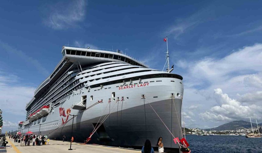 Dev kruvaziyer gemiler, 2 bin 636 turistle Bodrum'a geldi