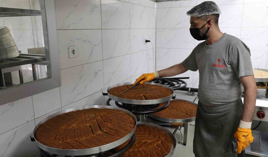 Kurban Bayramı için tescilli tatlıların üretimi gece gündüz devam ediyor
